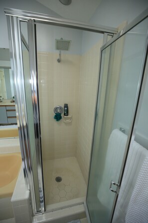 Dusche, Haartrockner, Handtücher, Seife