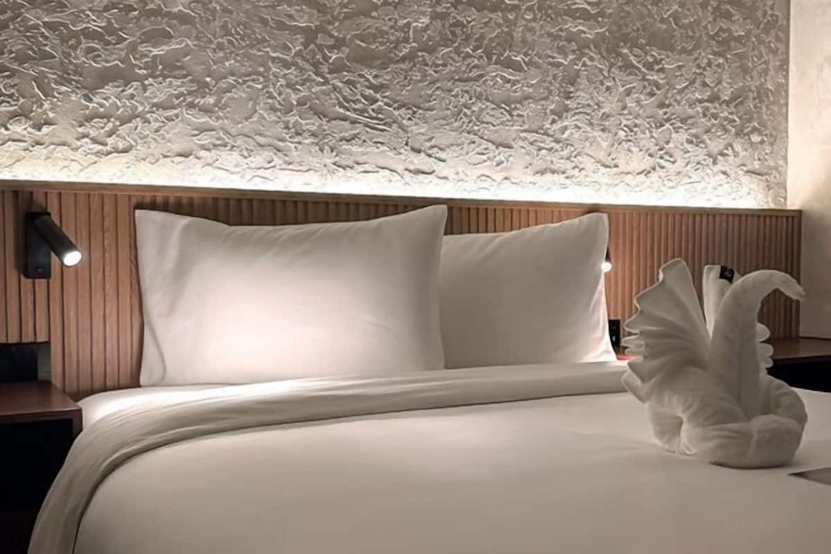 Premium bedding, in-room safe, WiFi (free), bed sheets