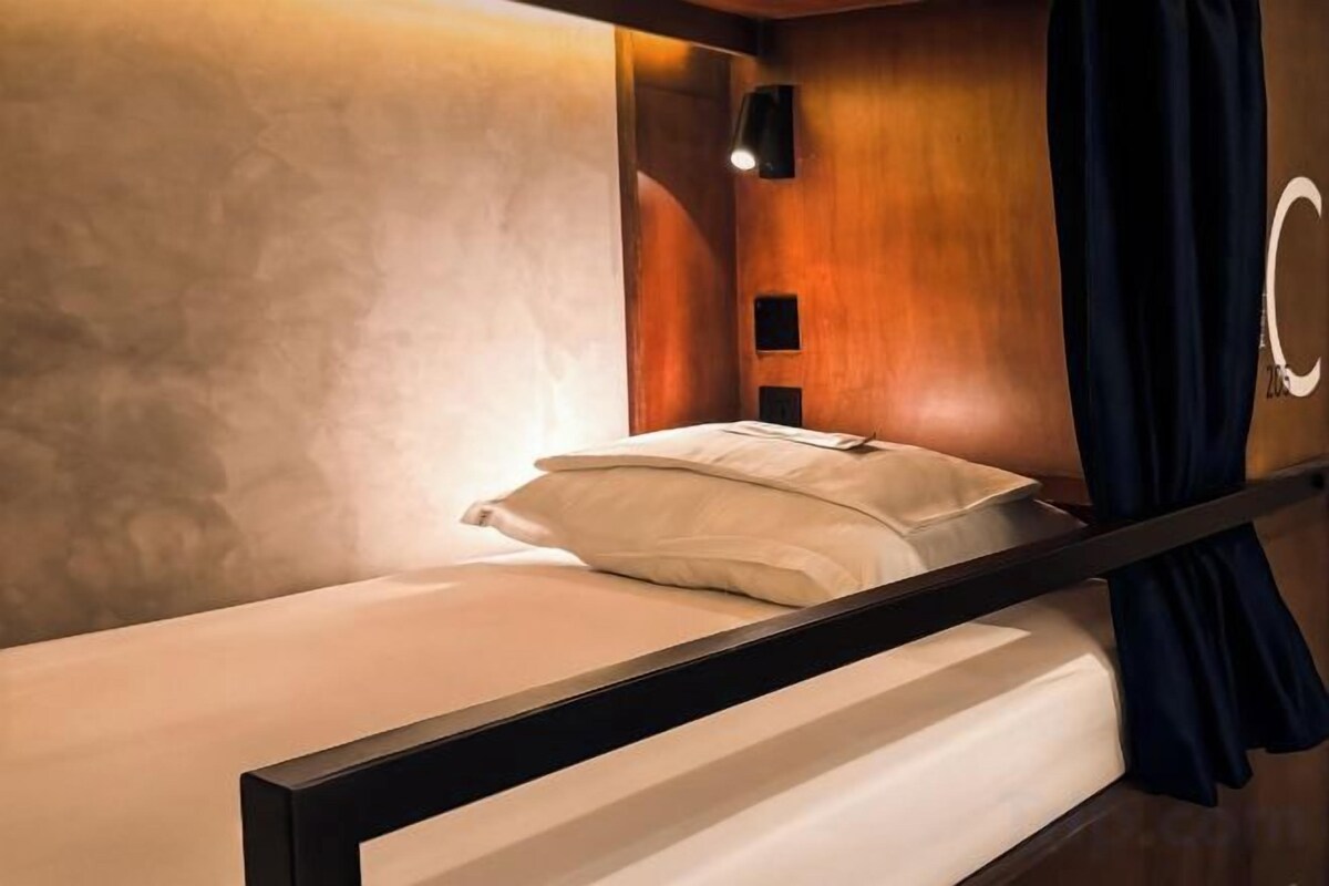 Premium bedding, in-room safe, WiFi (free), bed sheets