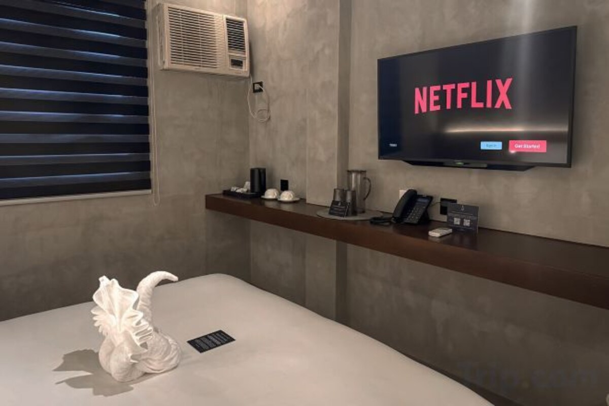 Premium bedding, in-room safe, WiFi (free), bed sheets