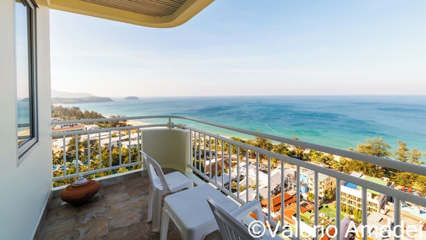 Un balcón con vista al mar y a la playa.