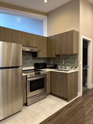 冷蔵庫、電子レンジ、オーブン、コンロ