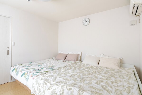 2 habitaciones, escritorio, tabla de planchar con plancha y wifi gratis 