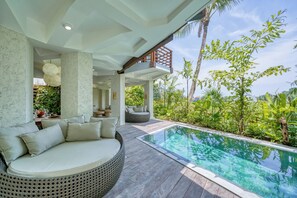 Deluxe-villa - udsigt til pool | Premium-sengetøj, pengeskab på værelset, mørklægningsgardiner