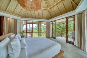 Ropa de cama de alta calidad y caja de seguridad en la habitación 