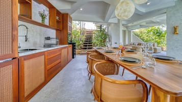 Biệt thự Deluxe, quang cảnh hồ bơi | Bộ đồ giường cao cấp, két bảo mật tại phòng, màn/rèm cản sáng