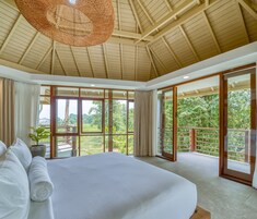 Ropa de cama de alta calidad y caja de seguridad en la habitación 