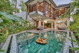 Ropa de cama de alta calidad y caja de seguridad en la habitación 