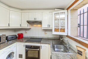 KĂŒhlschrank, Mikrowelle, Ofen, Wasserkocher mit Kaffee-/Teezubehör