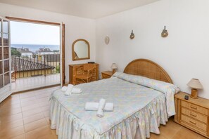 4 bedrooms, iron/ironing board