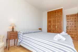 4 chambres, fer et planche à repasser