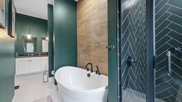 Douche, sèche-cheveux, serviettes fournies, savon