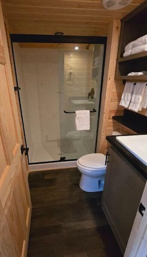 Een douche, een haardroger, handdoeken, zeep