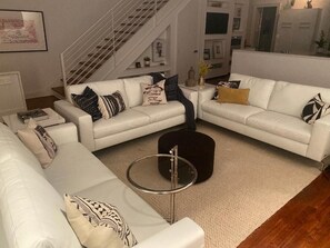 TV - The Jewel of the French Quarter, a perfect place. (New Orleans)