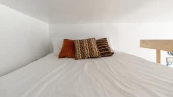 1 habitación, caja de seguridad en la habitación y escritorio