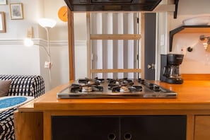 Kühlschrank, Mikrowelle, Herdplatte, Wasserkocher mit Kaffee-/Teezubehör