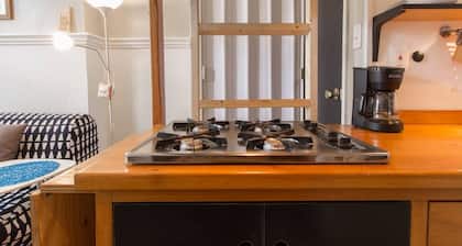 BlingBling microflat in Fishtown proper Dog-Friendly, SAFE, W/D and fast Wi-Fi