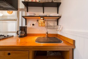 Réfrigérateur, four à micro-ondes, surface de cuisson, cafetiÚre-théiÚre