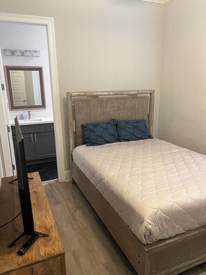 3 عدّة غرف نوم ومكواة/لوح كي وواي فاي وملاءات أسرّة