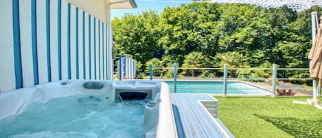 Outdoor spa tub