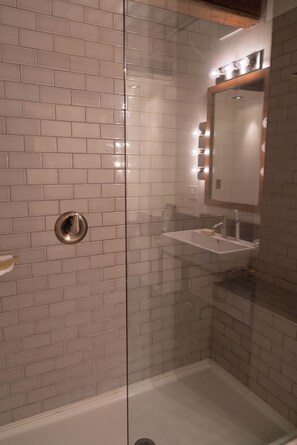 Dusche, Haartrockner, Handtücher, Seife