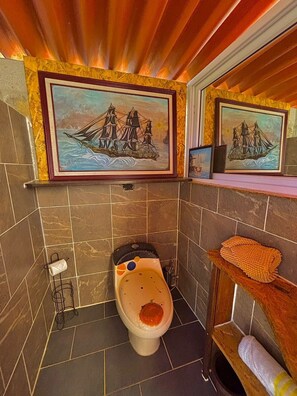 مجففات شعر، مناشف، صابون، ورق حمّام