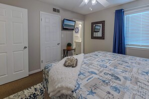 2 bedrooms, iron/ironing board, WiFi, bed sheets - Captain's Quarters: Beachfront Bliss & Resort Access (Destin)