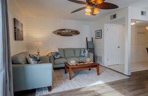 TV, DVD player, offices - Captain's Quarters: Beachfront Bliss & Resort Access (Destin)