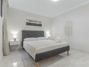 2 bedrooms, iron/ironing board, internet, bed sheets
