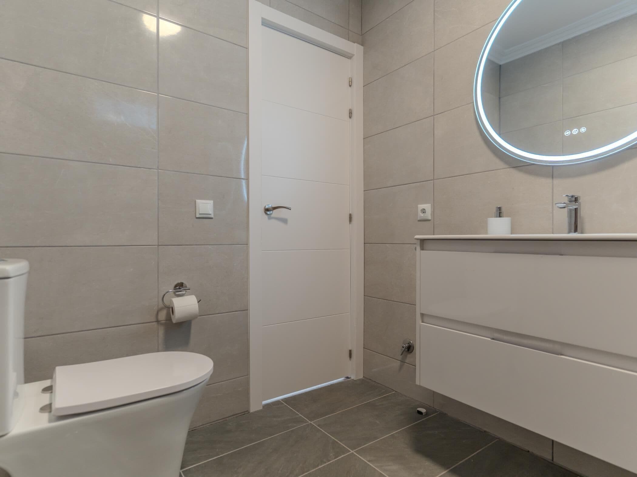 Suihku, hiustenkuivaaja, pyyhkeet