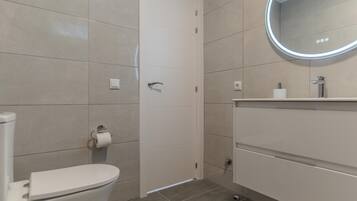 Suihku, hiustenkuivaaja, pyyhkeet