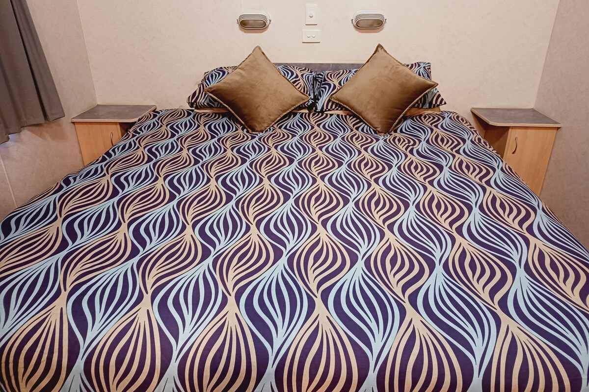 Superior Cabin | Laptop workspace, blackout drapes, iron/ironing board, WiFi (free)