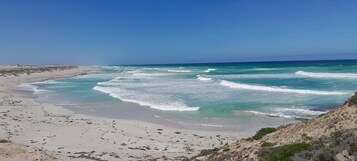 En la playa, arena blanca