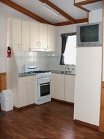 Refrigerador con freezer, microondas, horno, utensilios de cocina