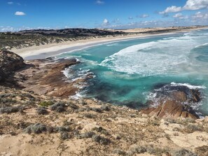 Ubicación a pie de playa y arena blanca