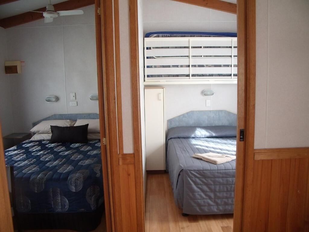 Laptop workspace, blackout drapes, iron/ironing board, free WiFi