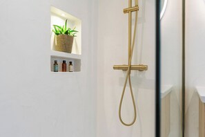 Dusche, Haartrockner, Handtücher