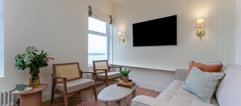 2-Bed - Sleeps 6 - Seafront View with Free Parking