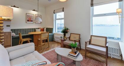 2-Bed - Sleeps 6 - Seafront View with Free Parking