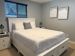 1 bedroom, iron/ironing board, free WiFi, bed sheets - Cozy 1-Bedroom Retreat with In-Unit Laundry (Hanford)