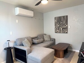 Smart TV - Cozy 1-Bedroom Retreat with In-Unit Laundry (Hanford)