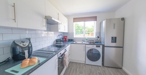 Sleeps 5 - Private Garden- Free Parking