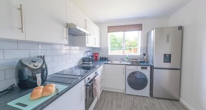 Sleeps 5 - Private Garden- Free Parking