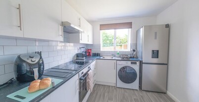 Sleeps 5 - Private Garden- Free Parking