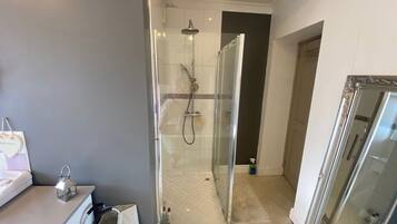 Regadera, secadora de cabello, toallas