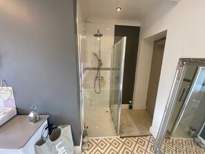 Shower, hair dryer, towels - Welsh Retreat with Stunning Views, sleeps upto 4 (Mountain Ash)