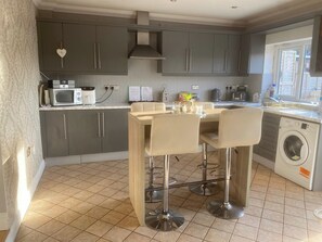 Fridge, microwave, oven, stovetop - Welsh Retreat with Stunning Views, sleeps upto 4 (Mountain Ash)