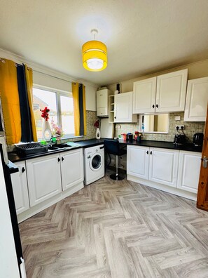 Fridge, microwave, oven, stovetop - Kidderminster West Midlands Birmingham 3 bedrooms (Kidderminster)