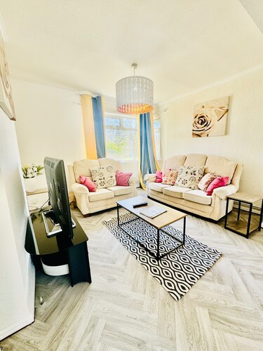 Birmingham 3 bedrooms- Sleeps 6- Free parking