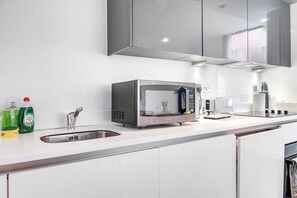 Refrigerador, microondas, horno, placa de cocina